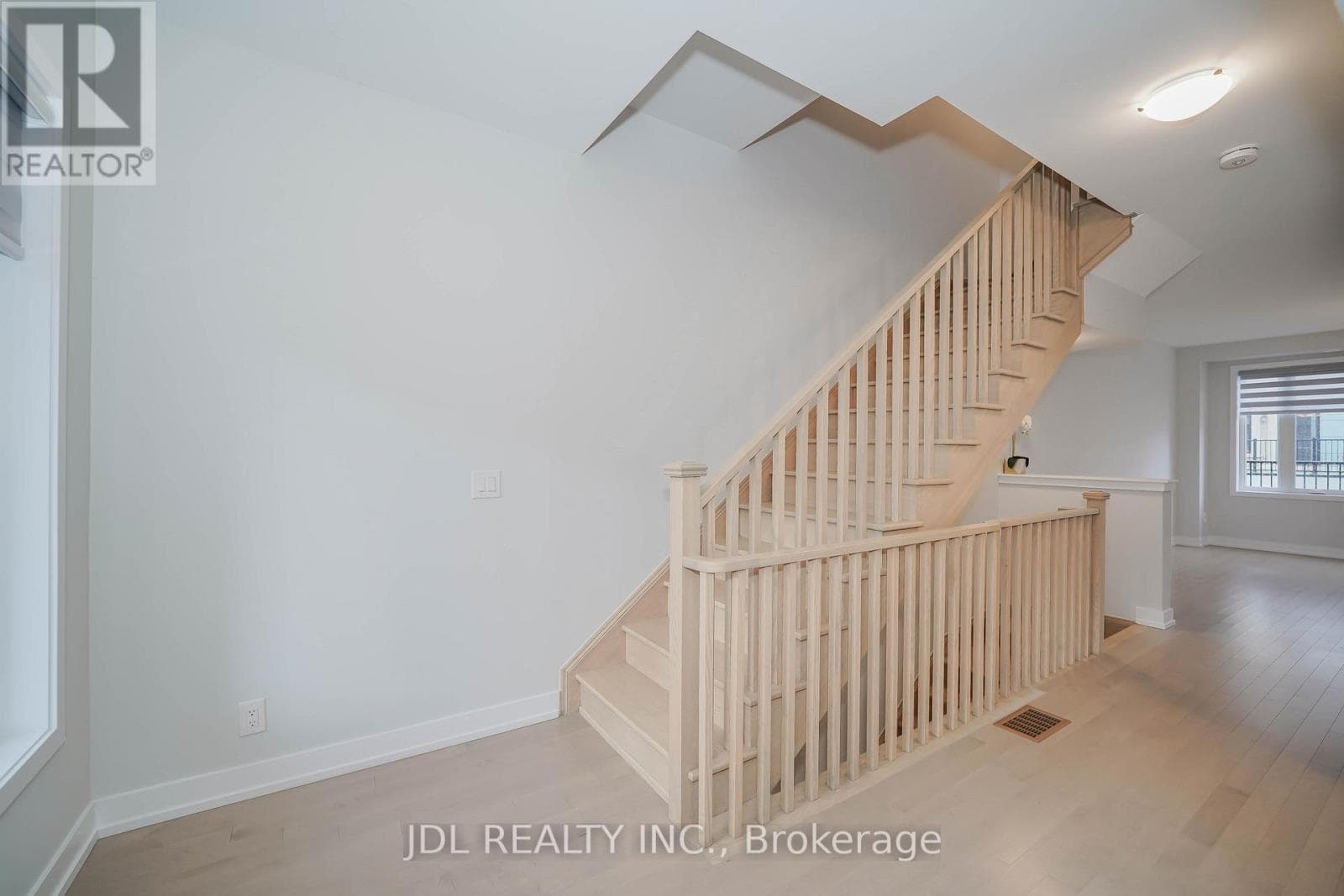 32 GUARDHOUSE CRESCENT — photo 4