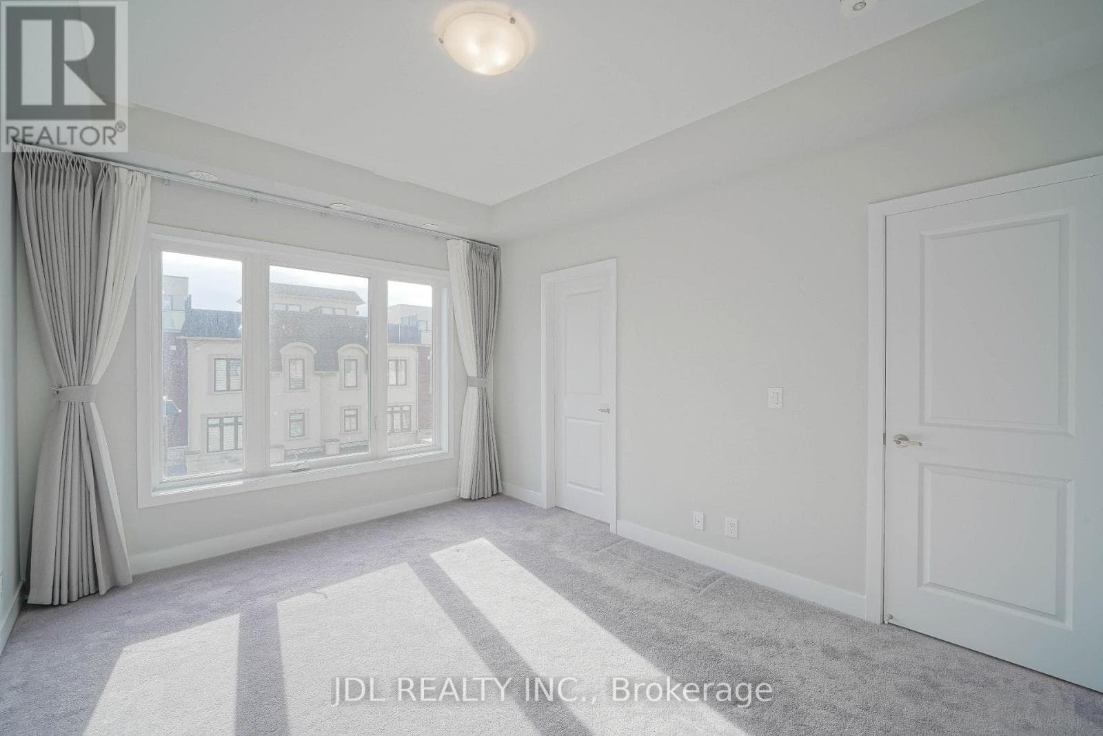 32 GUARDHOUSE CRESCENT — photo 5