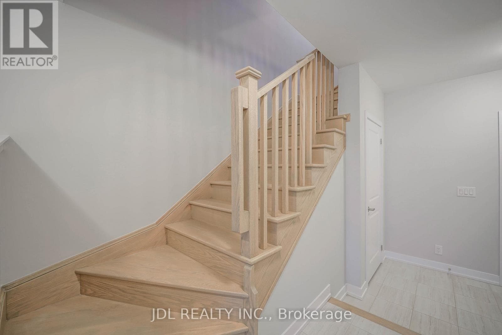 32 GUARDHOUSE CRESCENT — photo 3