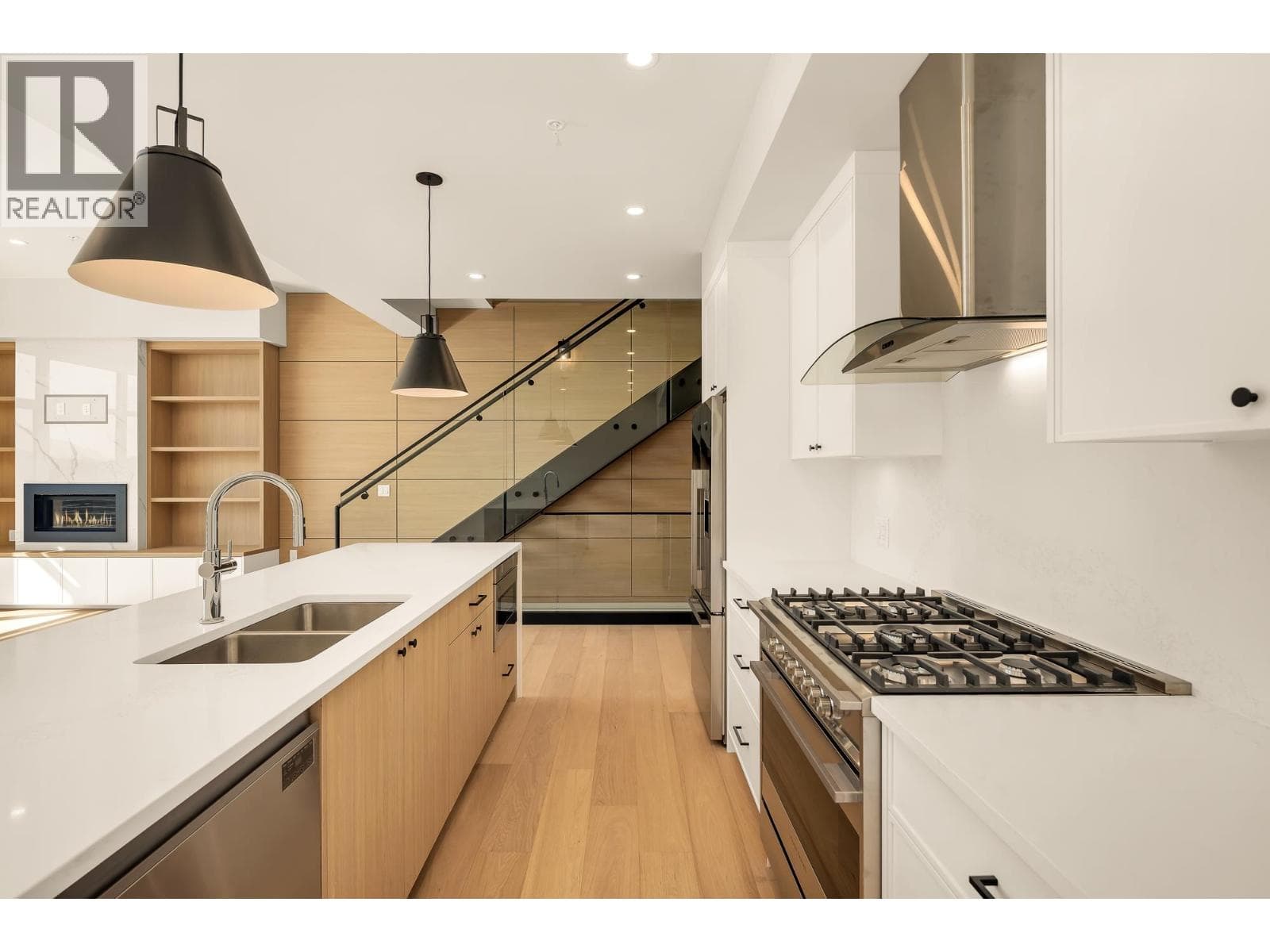 5 3407 MAMQUAM ROAD in 
