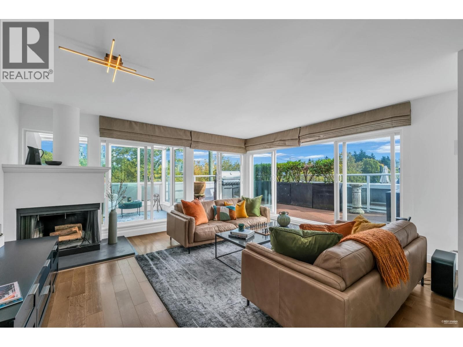 2243 OAK STREET — photo 4