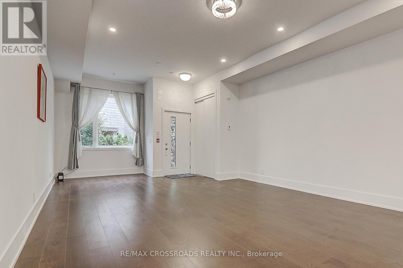 TH18 - 270 DAVENPORT ROAD — photo 2