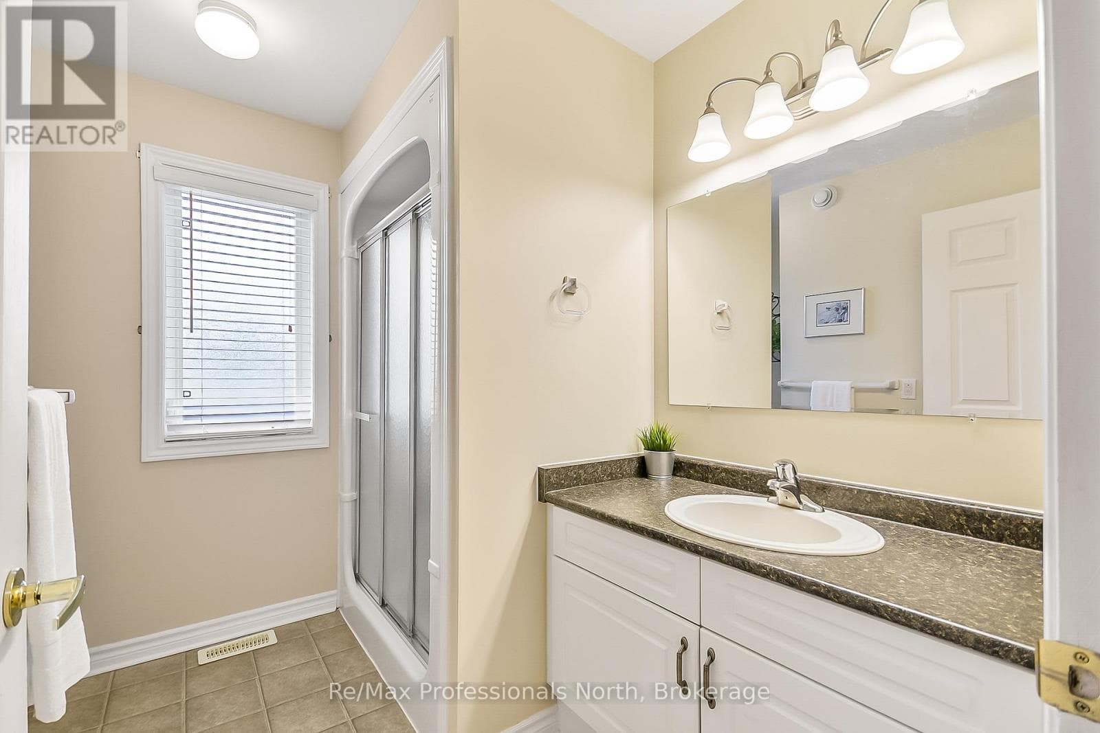 136 HEDGEWOOD LANE — photo 4