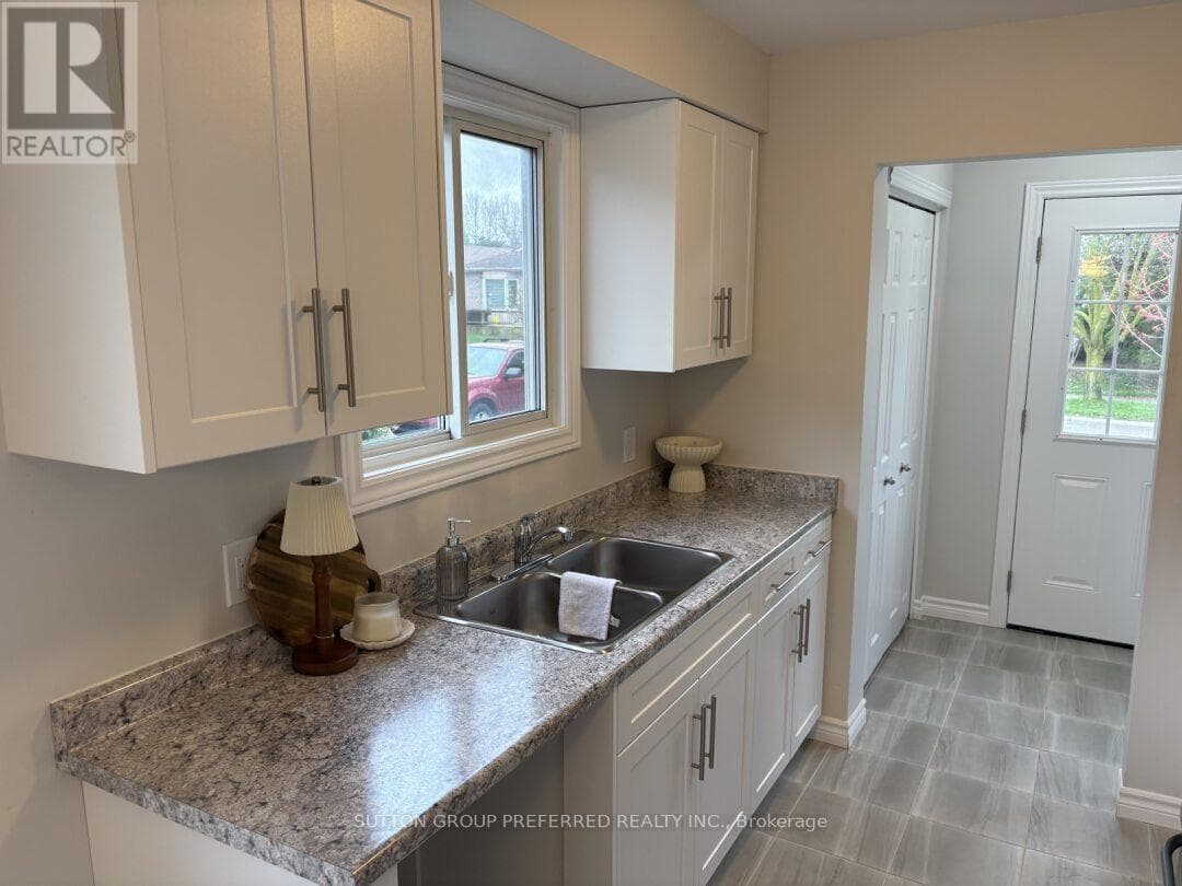 195 SIMPSON CRESCENT — photo 2