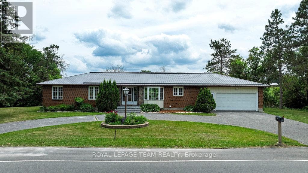 517 DONALD B MUNRO DRIVE in CARP