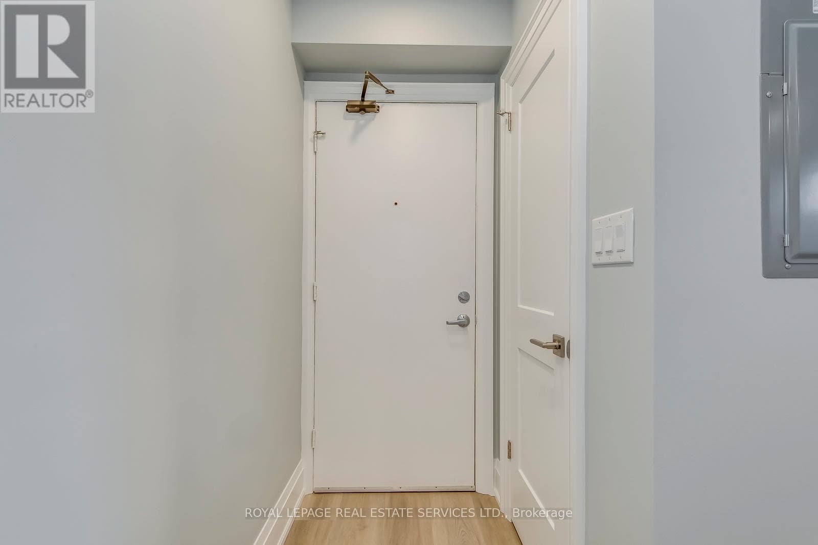 322 LAKESHORE ROAD W — photo 4