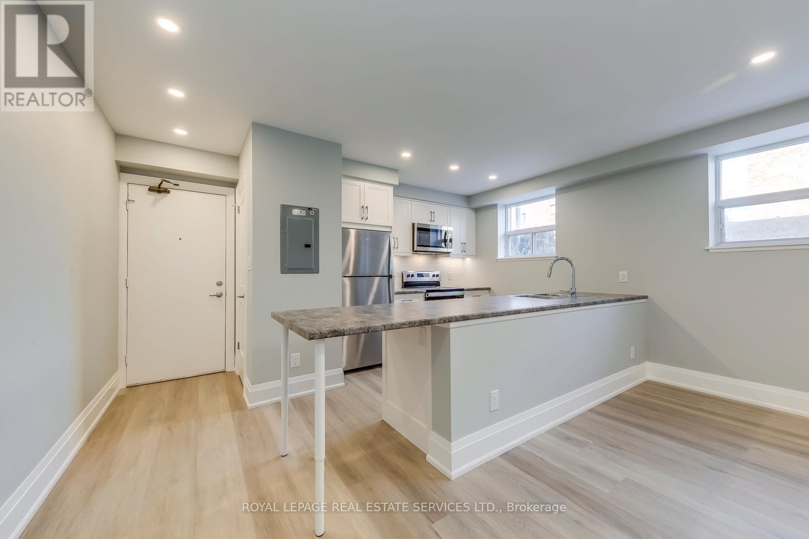 322 LAKESHORE ROAD W — photo 5