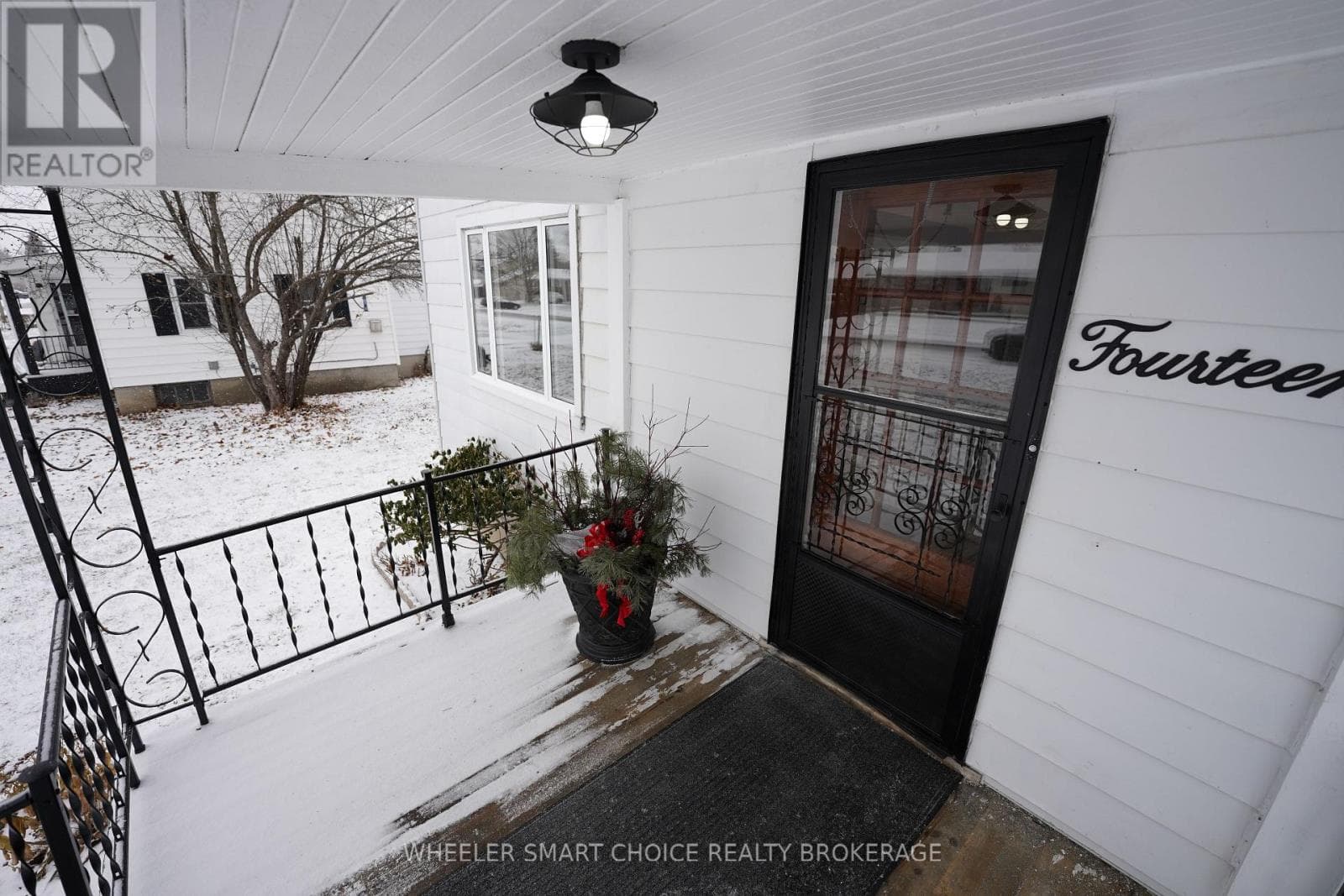 14 SAUNDERS AVENUE N — photo 2