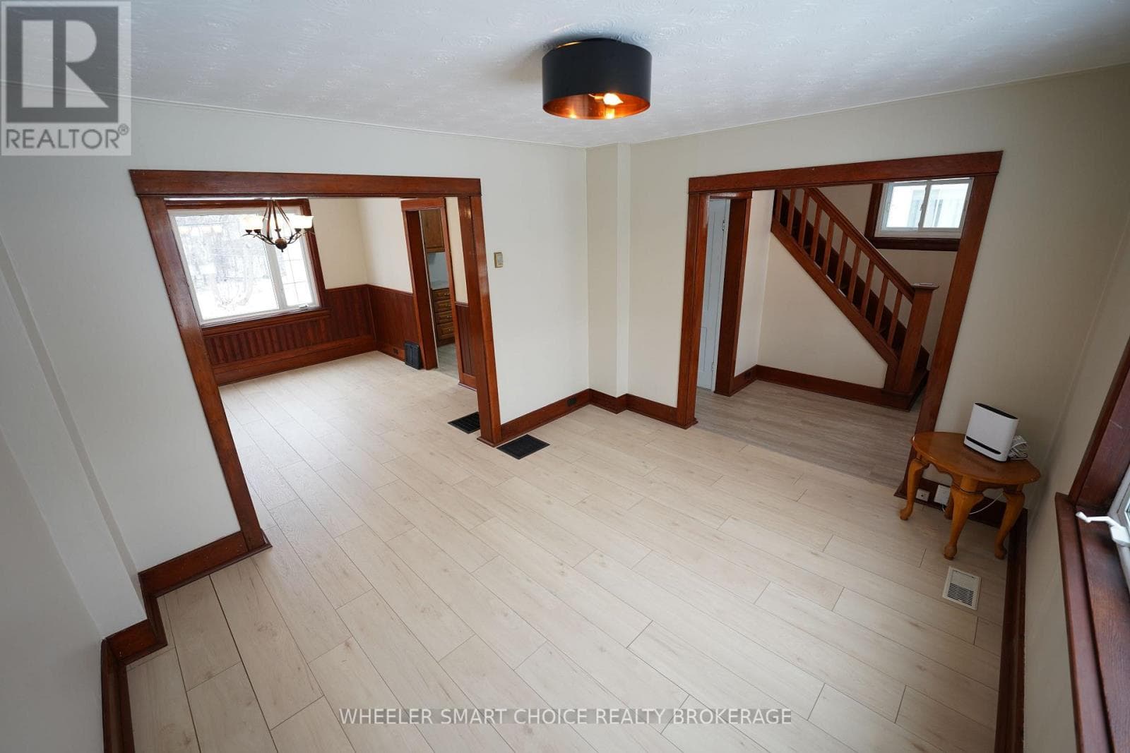 14 SAUNDERS AVENUE N — photo 3