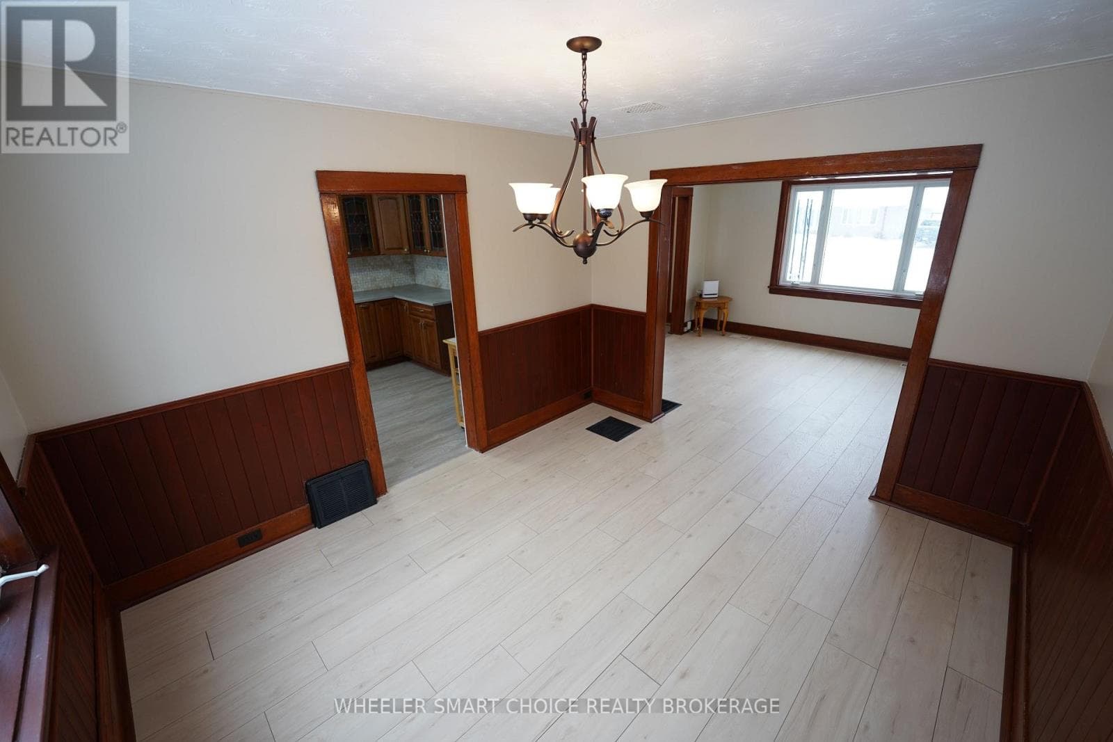 14 SAUNDERS AVENUE N — photo 4