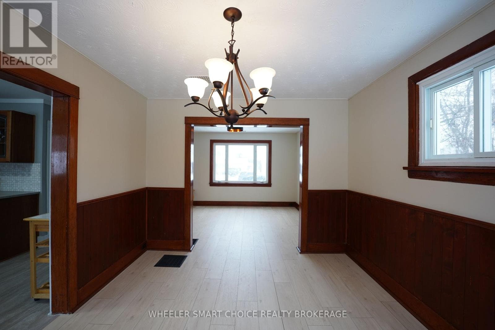 14 SAUNDERS AVENUE N — photo 5