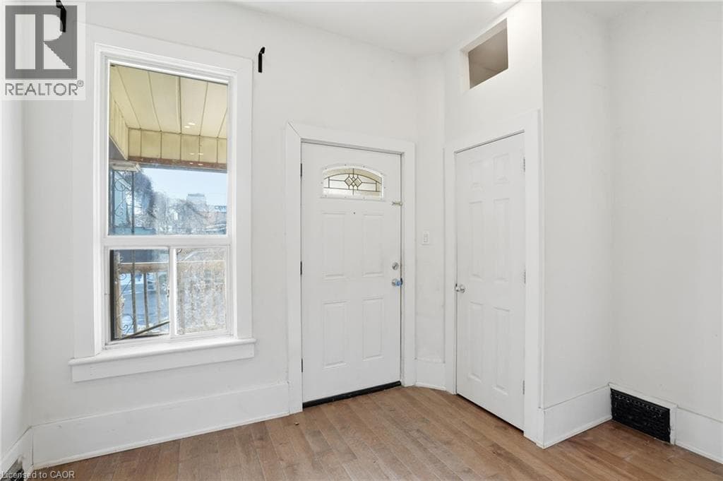 26 MURRAY Street W Unit# Lower — photo 5