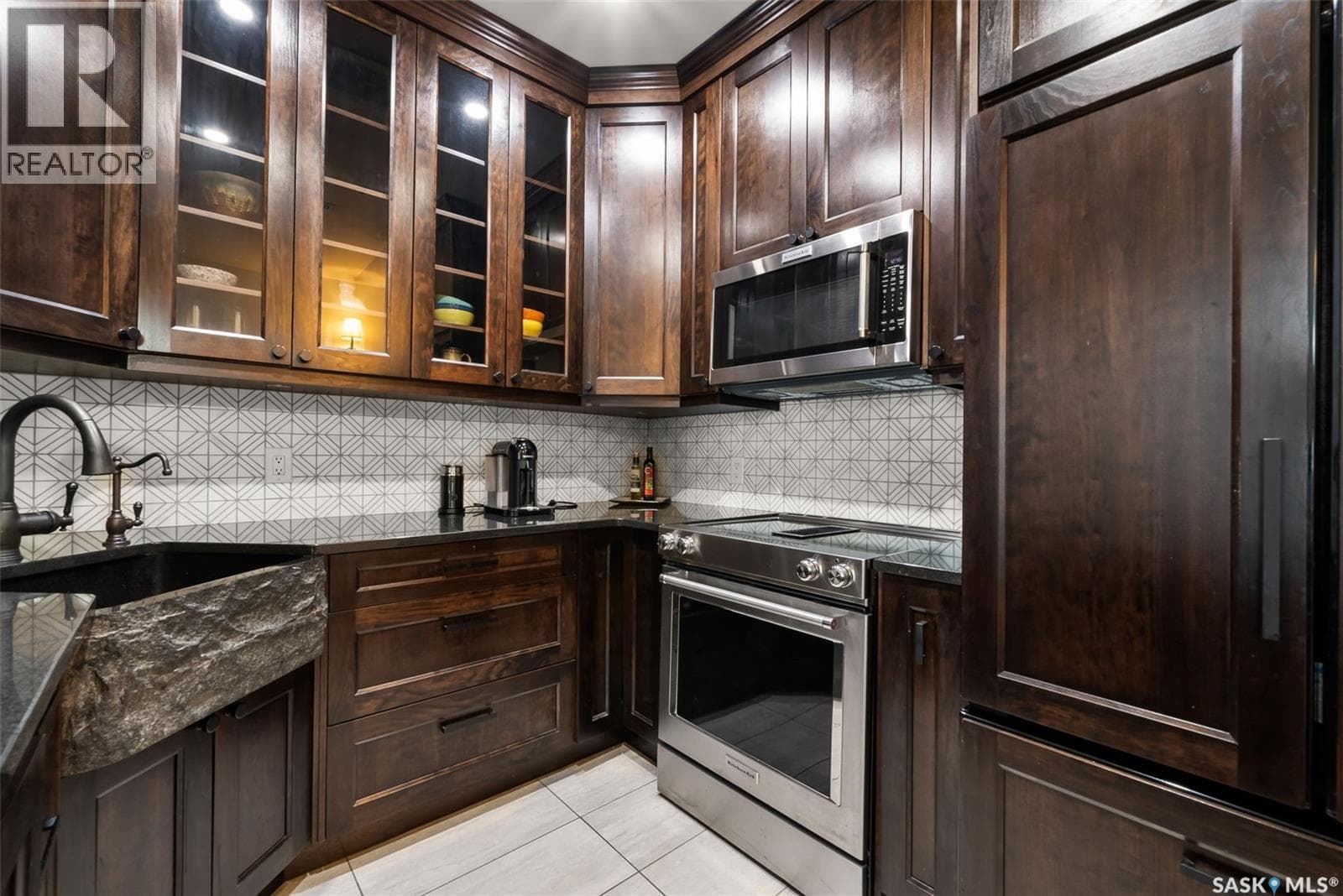 703 1901 Victoria AVENUE in Old 33