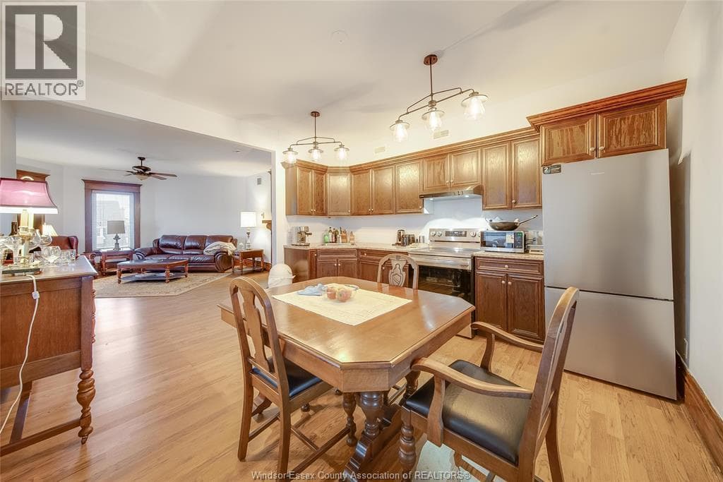 259 WELLINGTON STREET West in 