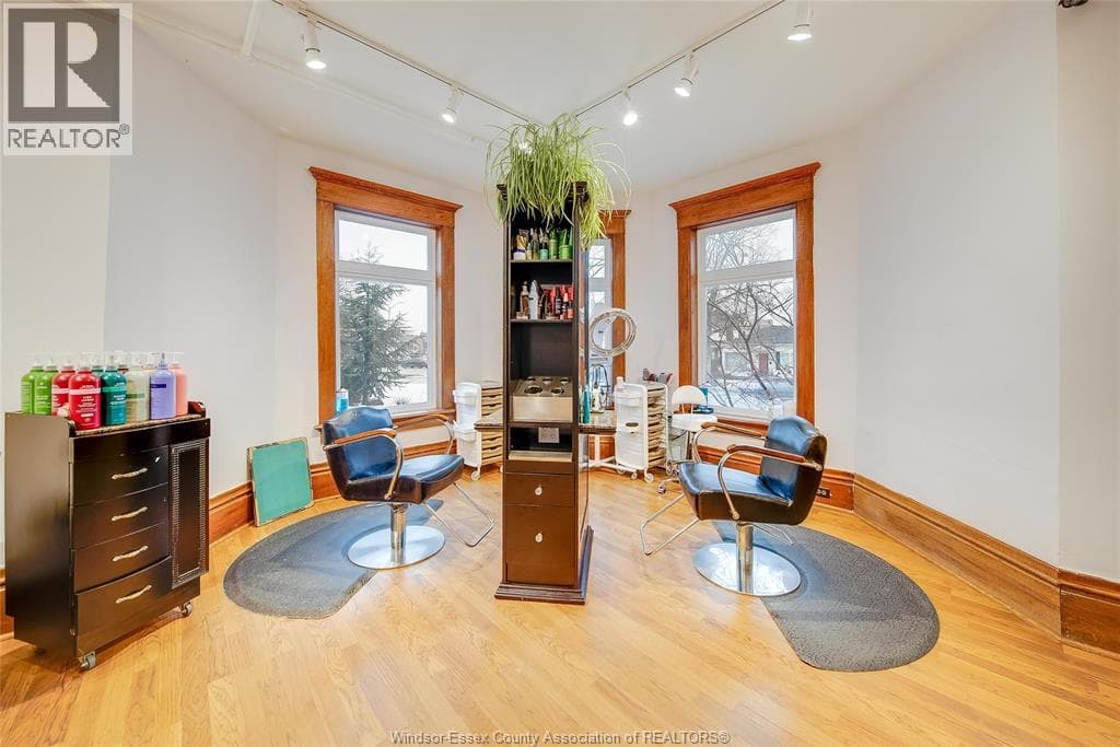 259 WELLINGTON STREET West — photo 2