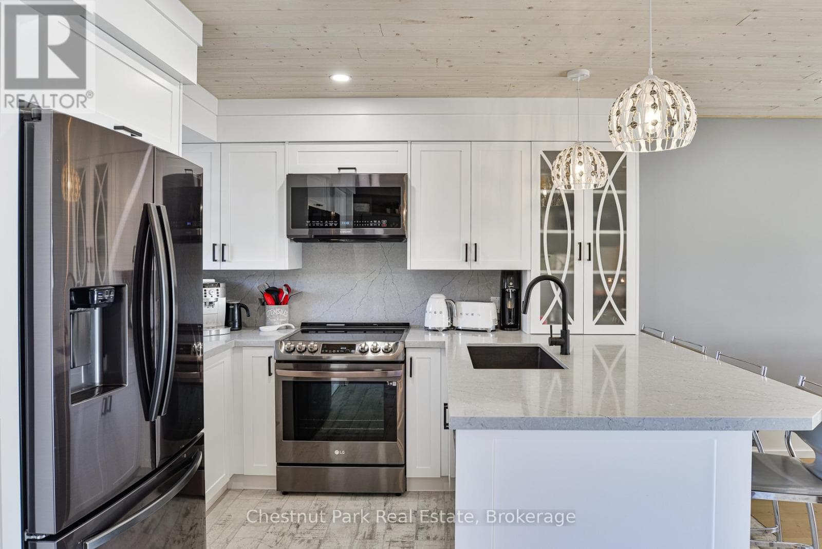4 TURNER DRIVE — photo 2