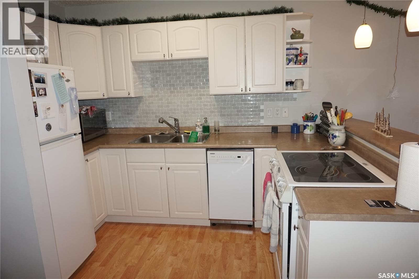 303 2315 McIntyre STREET — photo 3