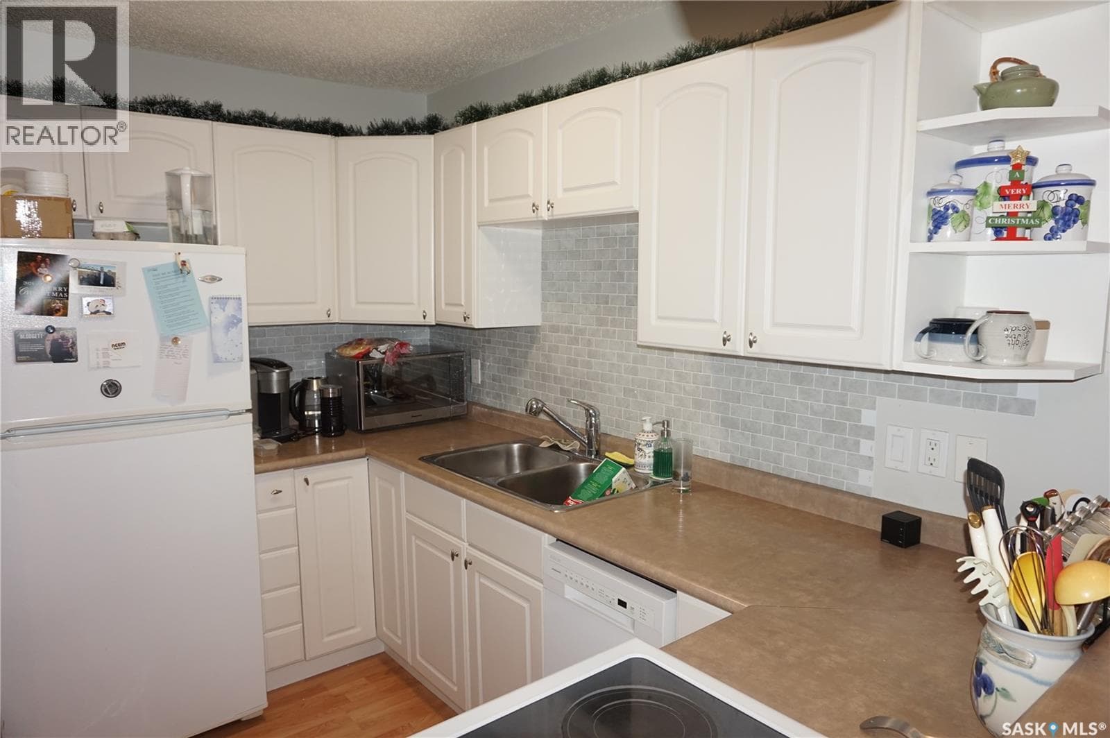 303 2315 McIntyre STREET — photo 4