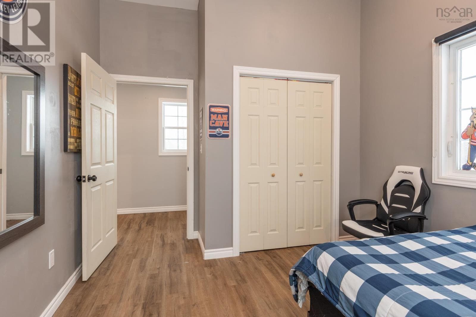 53 COLONIAL AVENUE — photo 4