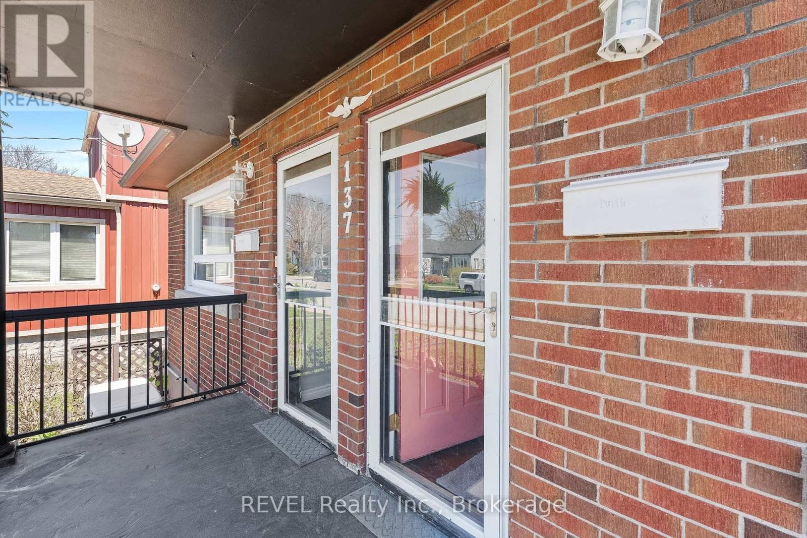137 WELLINGTON STREET — photo 2