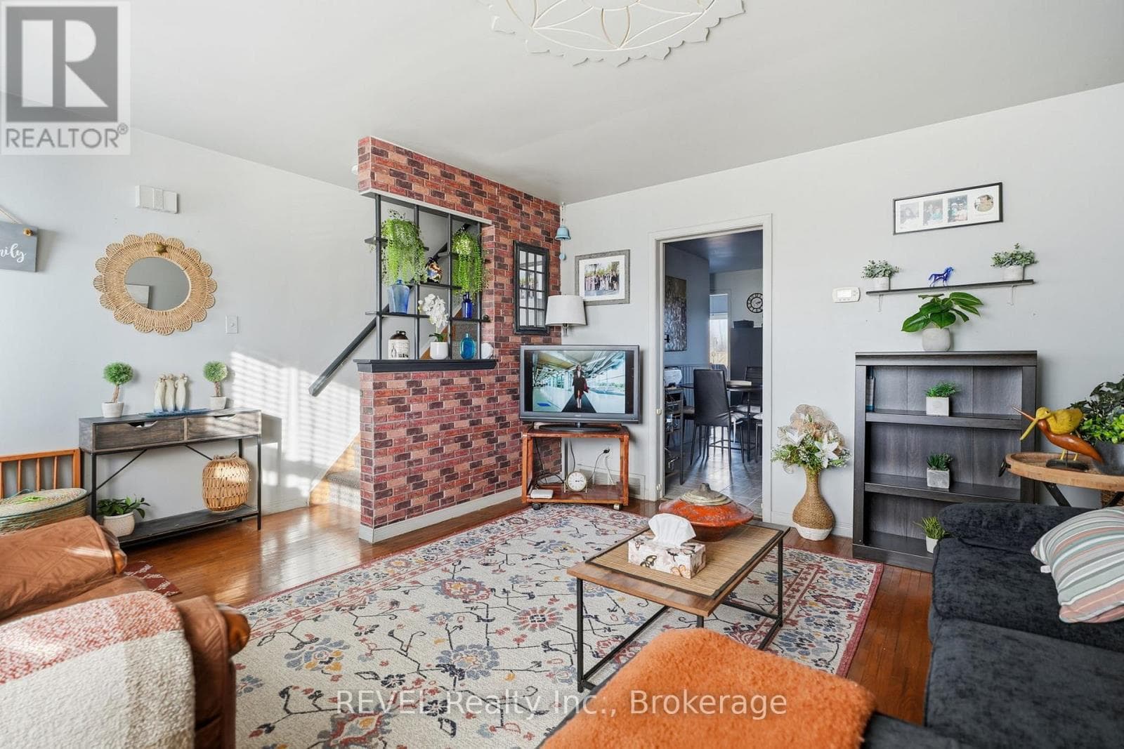 137 WELLINGTON STREET — photo 3