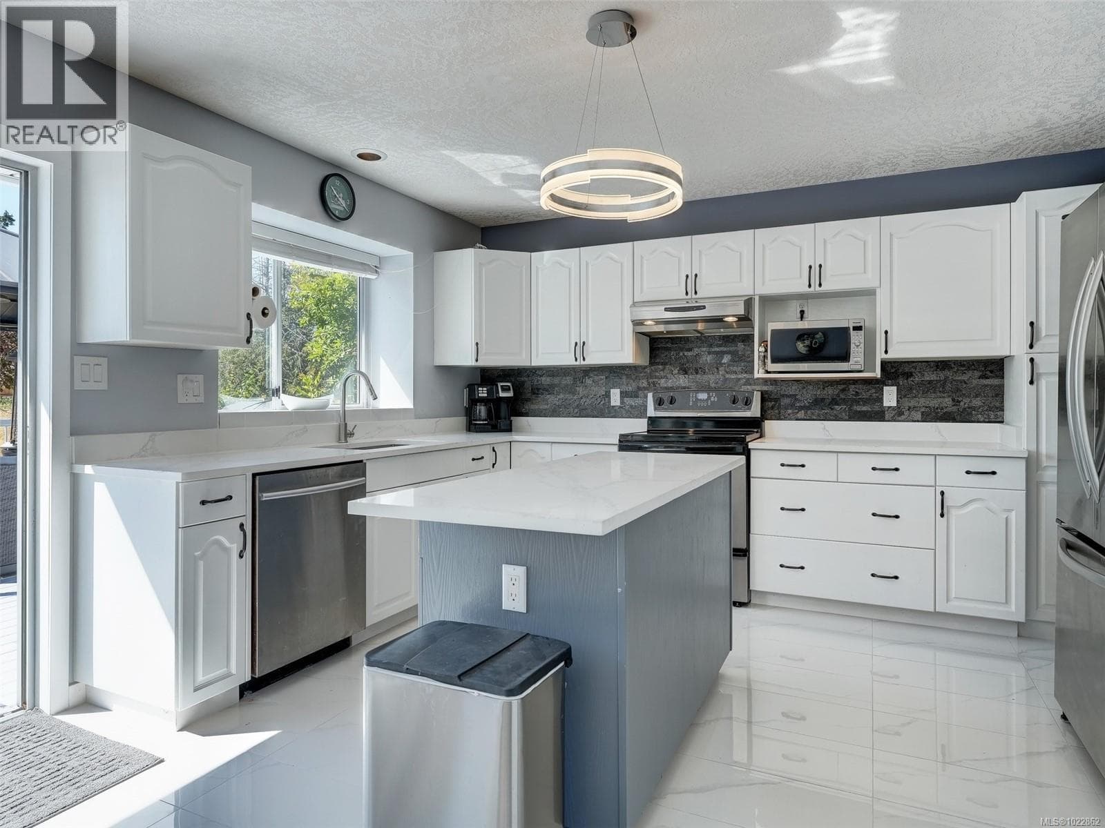 3718 ARBUTUS DRIVE NORTH, Victoria — photo 4