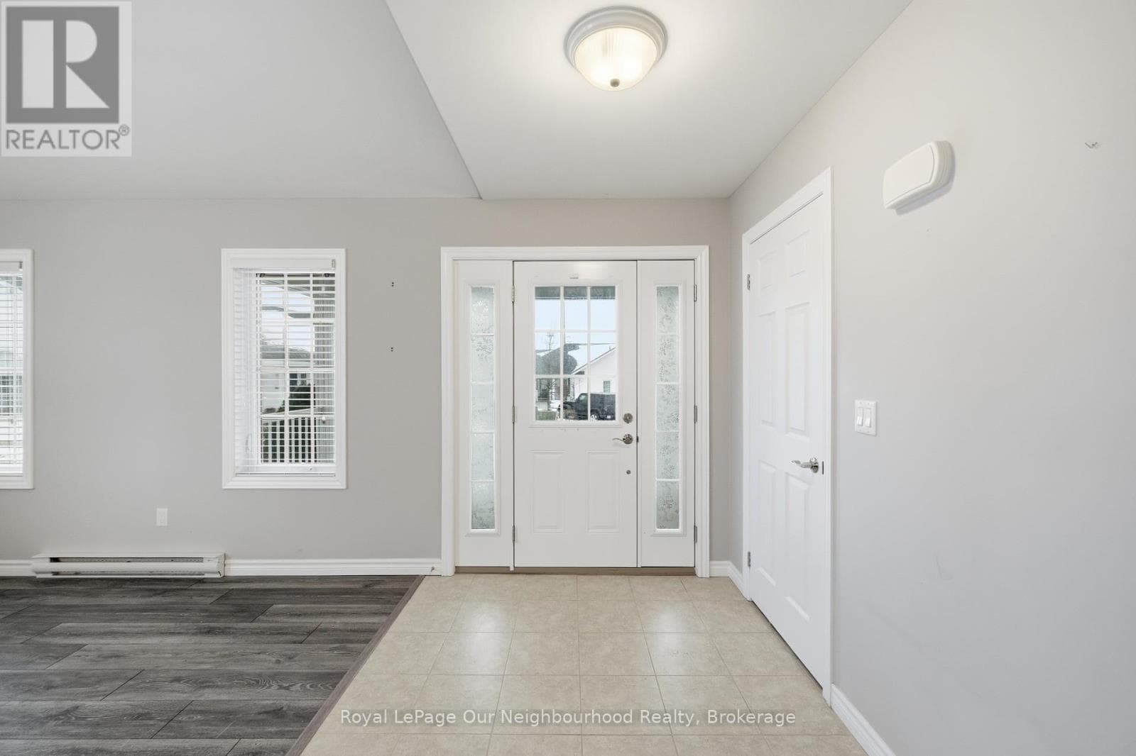 UNIT # 3201 - 300 CROFT STREET — photo 4