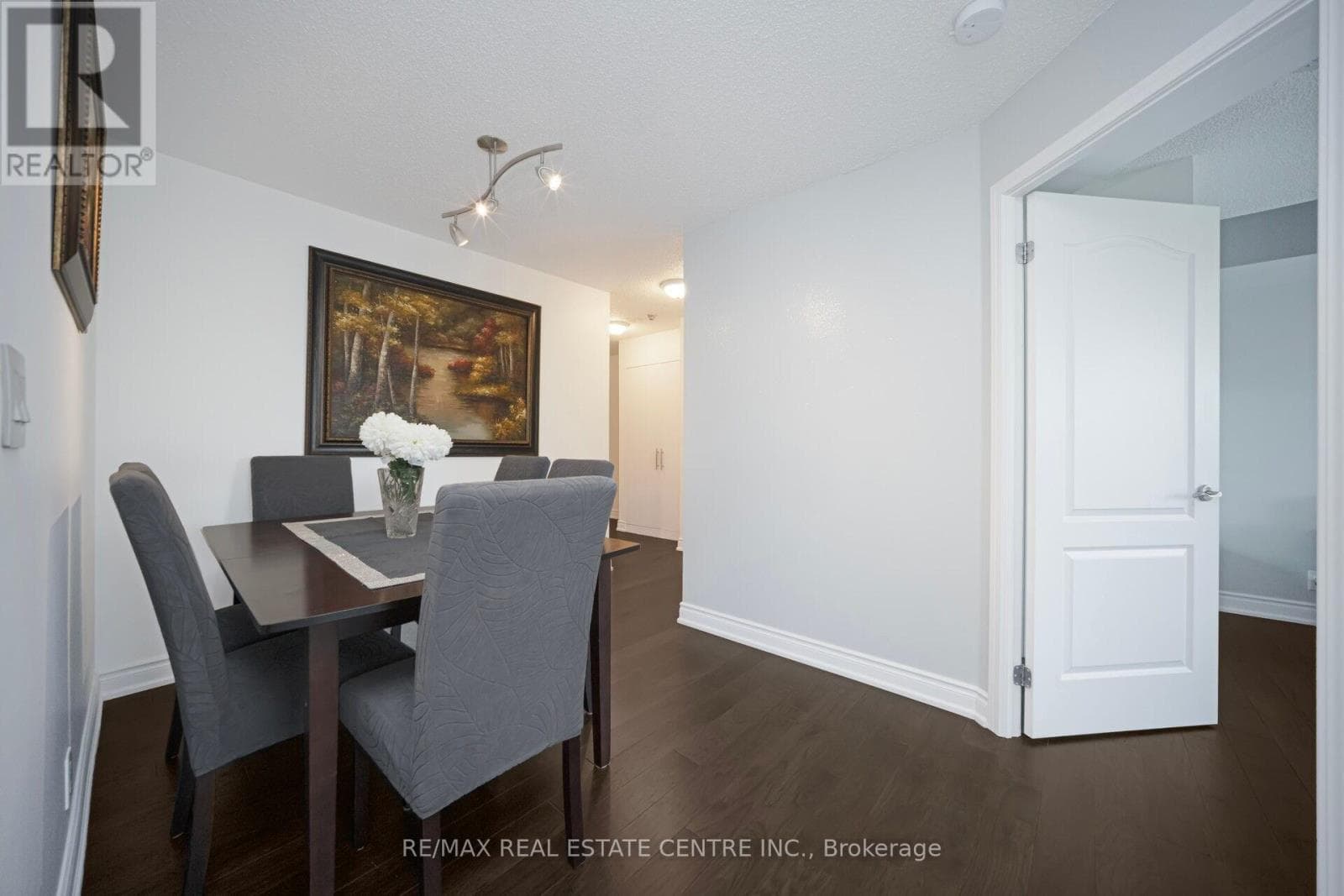 302 - 1 ELM DRIVE — photo 2