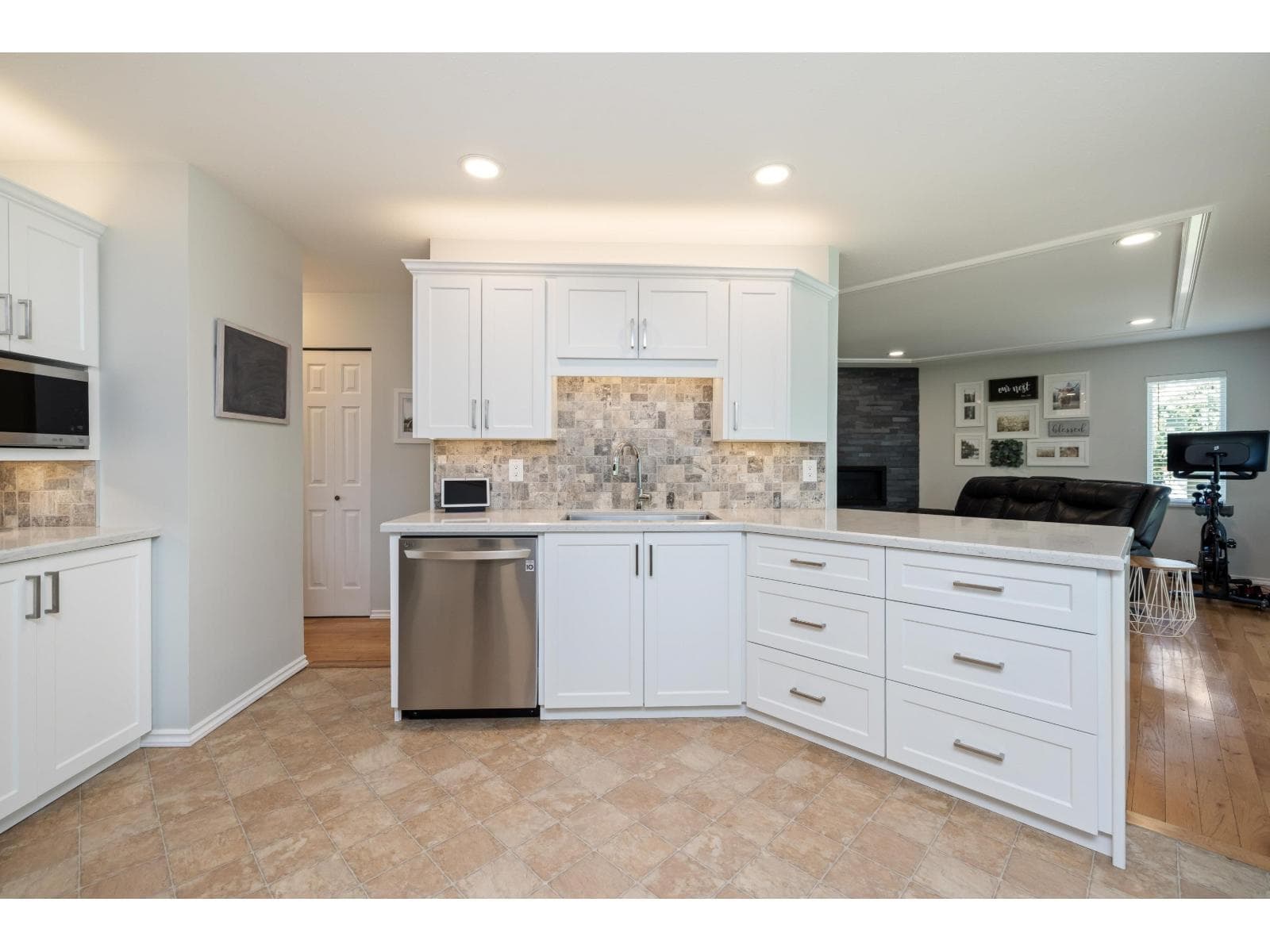 45257 RAVEN PLAZA SARDIS WEST VEDDER, Chilliwack — photo 2
