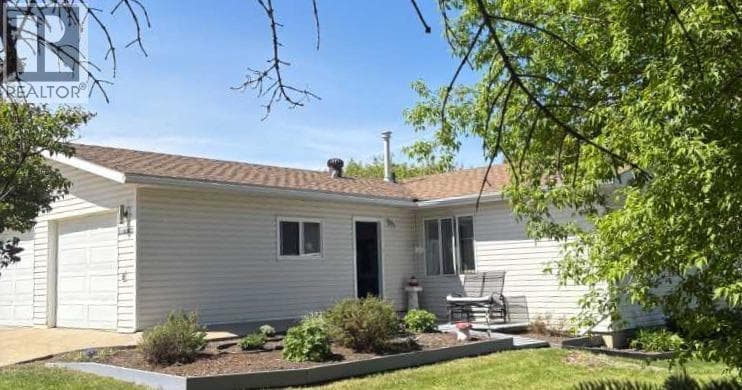 4910 49 Avenue S, Grande Prairie — photo 2