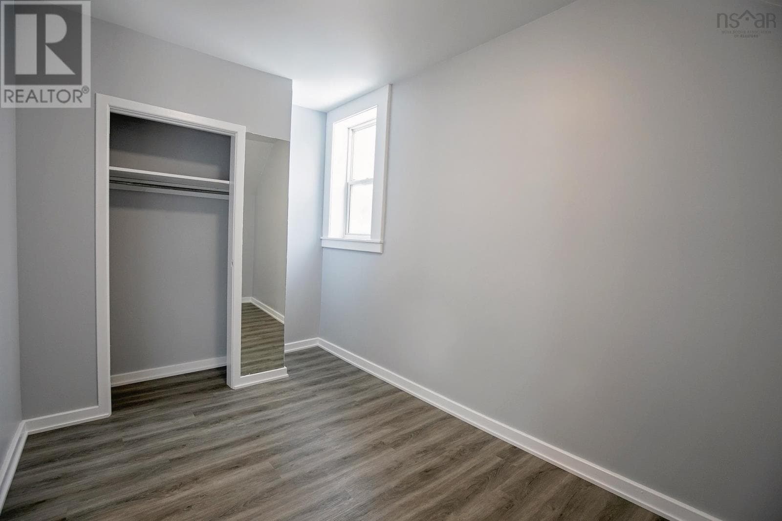 32 DOUGLAS AVENUE — photo 4