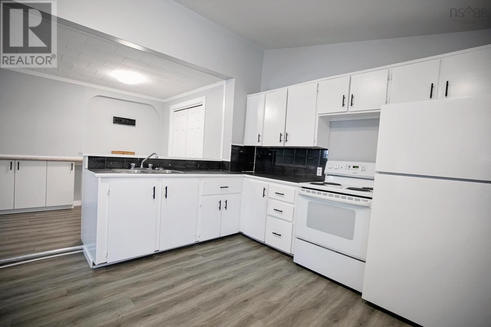 32 DOUGLAS AVENUE — photo 5