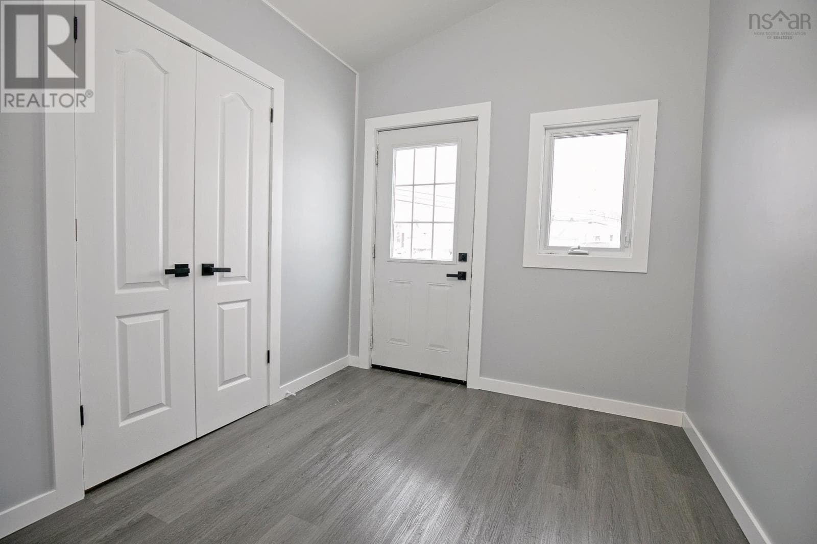 32 DOUGLAS AVENUE — photo 2