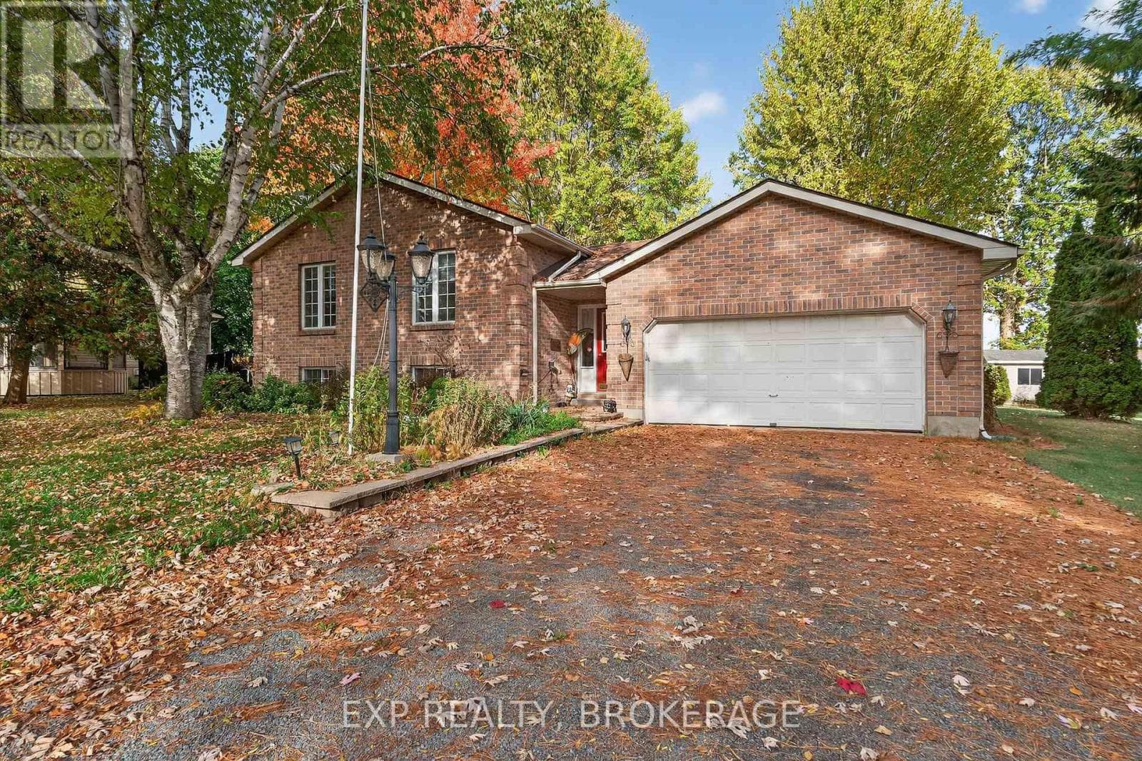 63 SOUTHWOOD CRESCENT — photo 2