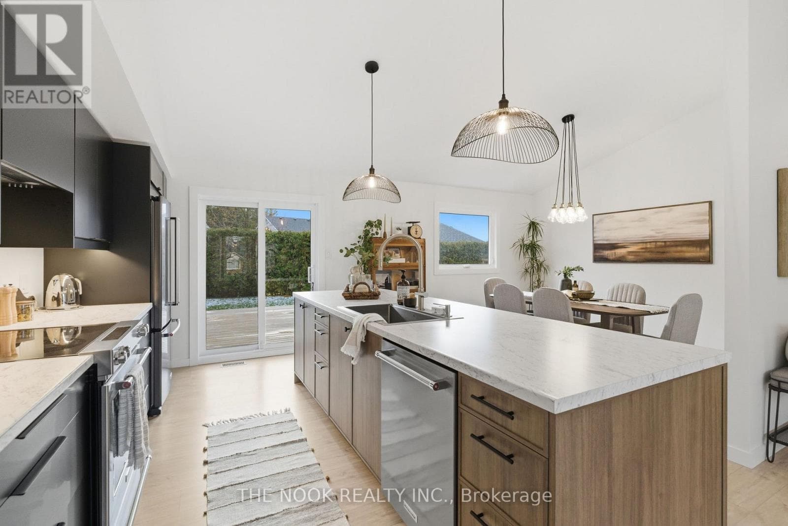 11 LYNN CRESCENT in 