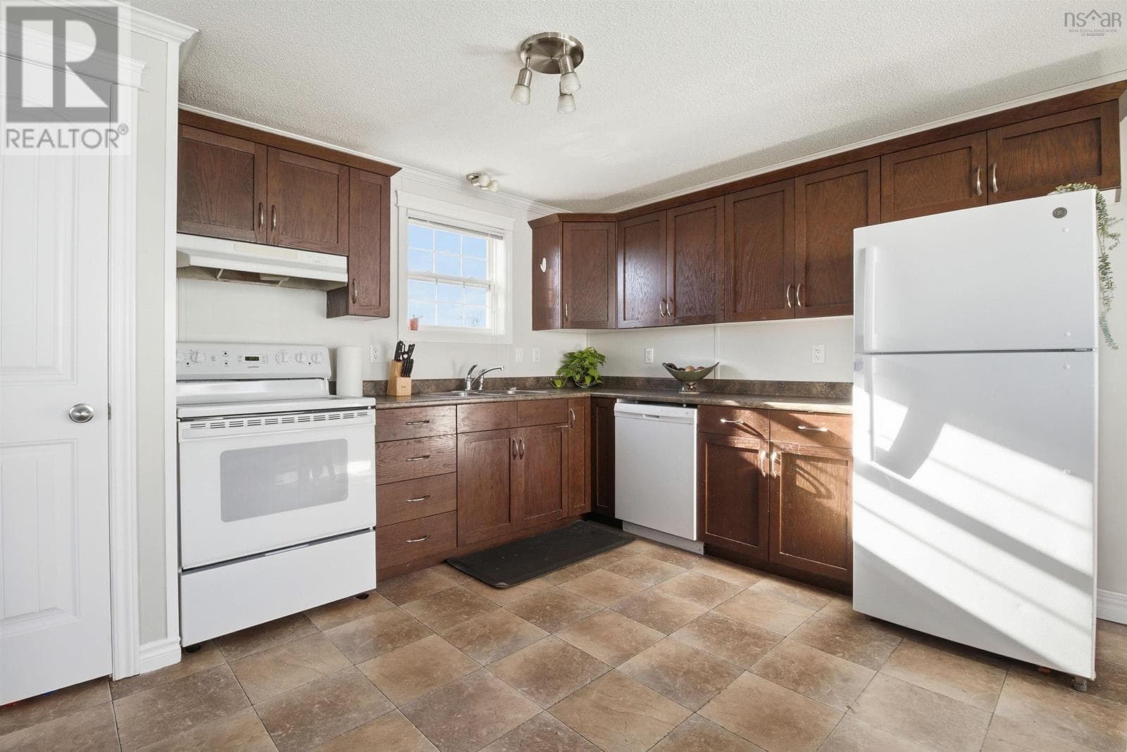 12 DAVIS DRIVE — photo 4
