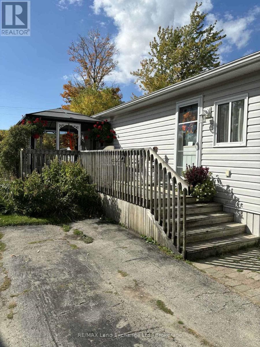 35 BRIARWOOD CRESCENT — photo 3