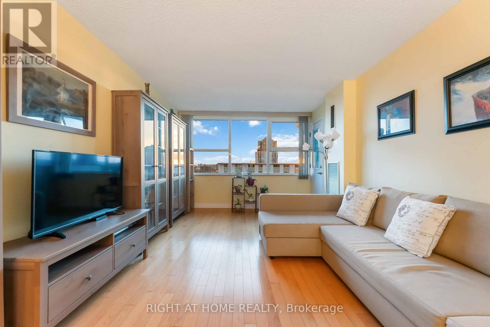 903 - 555 BRITTANY DRIVE — photo 4
