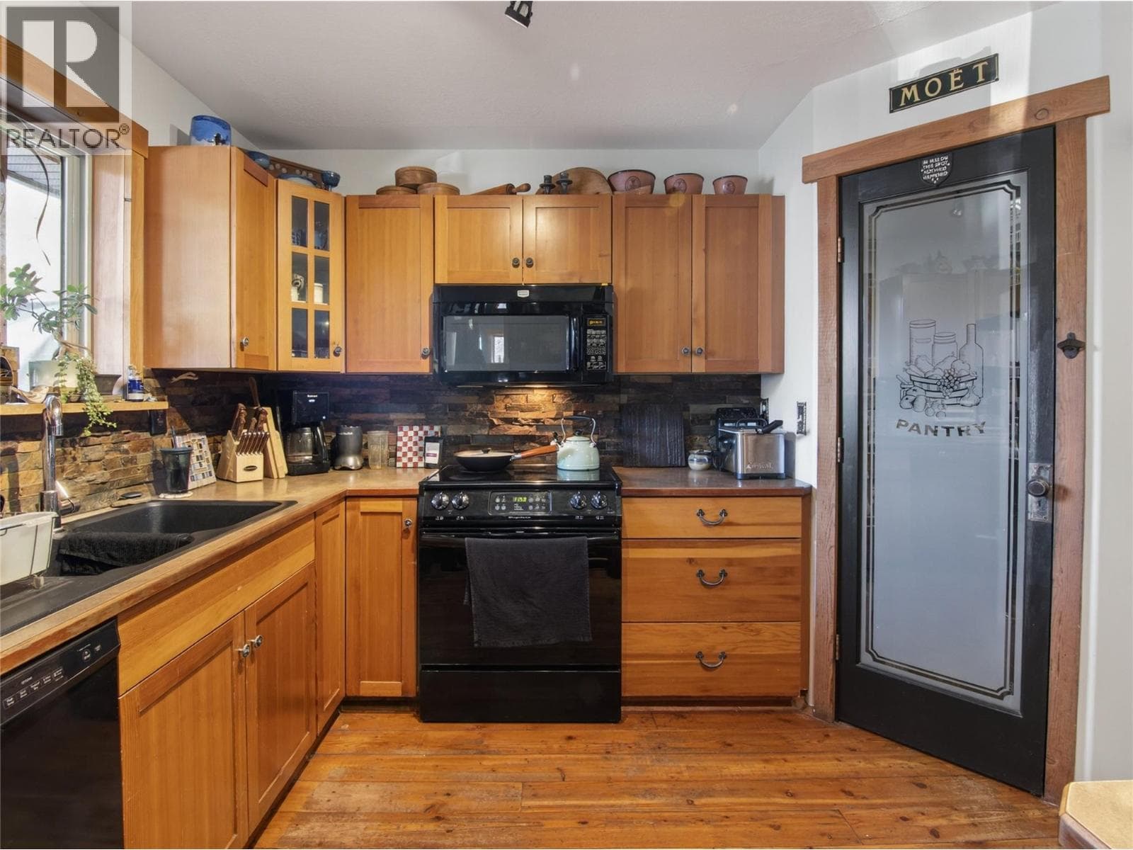 961 Robinson Avenue, Interior REALTORS® — photo 4