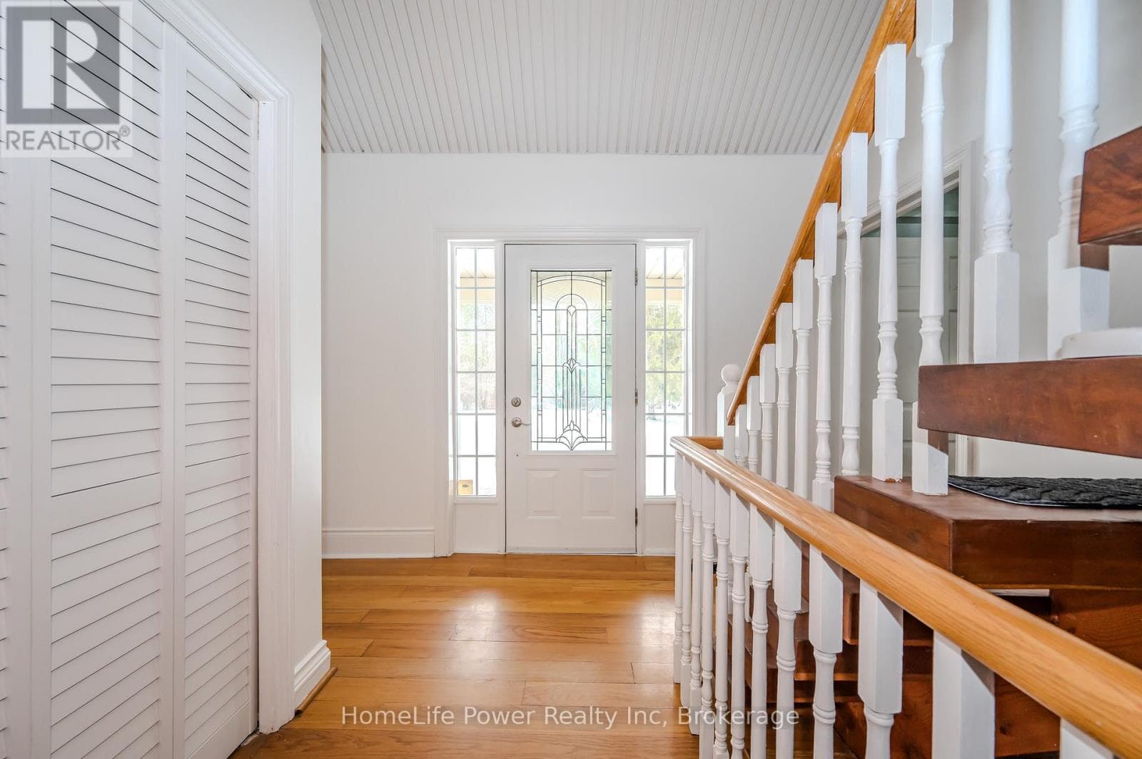 4290 VICTORIA ROAD SOUTH — photo 2