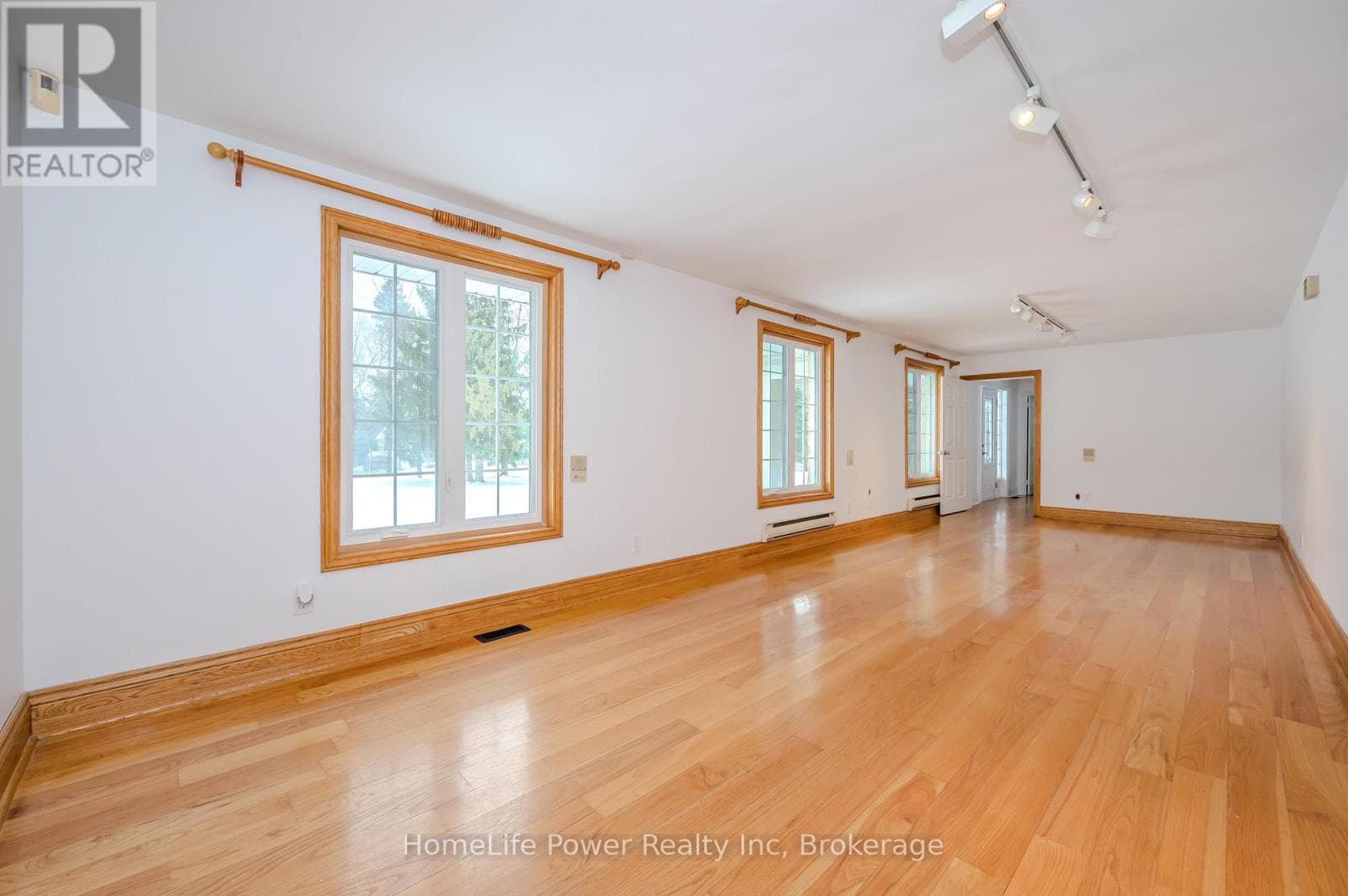 4290 VICTORIA ROAD SOUTH — photo 3