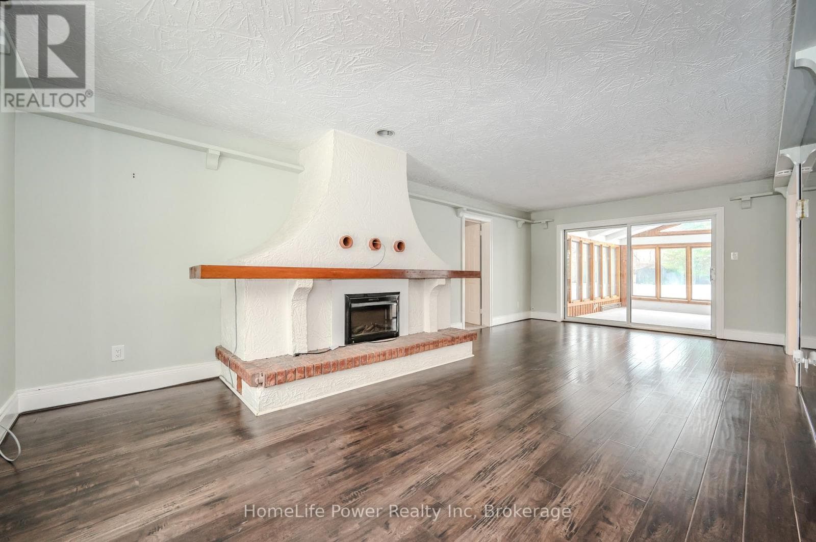 4290 VICTORIA ROAD SOUTH — photo 4