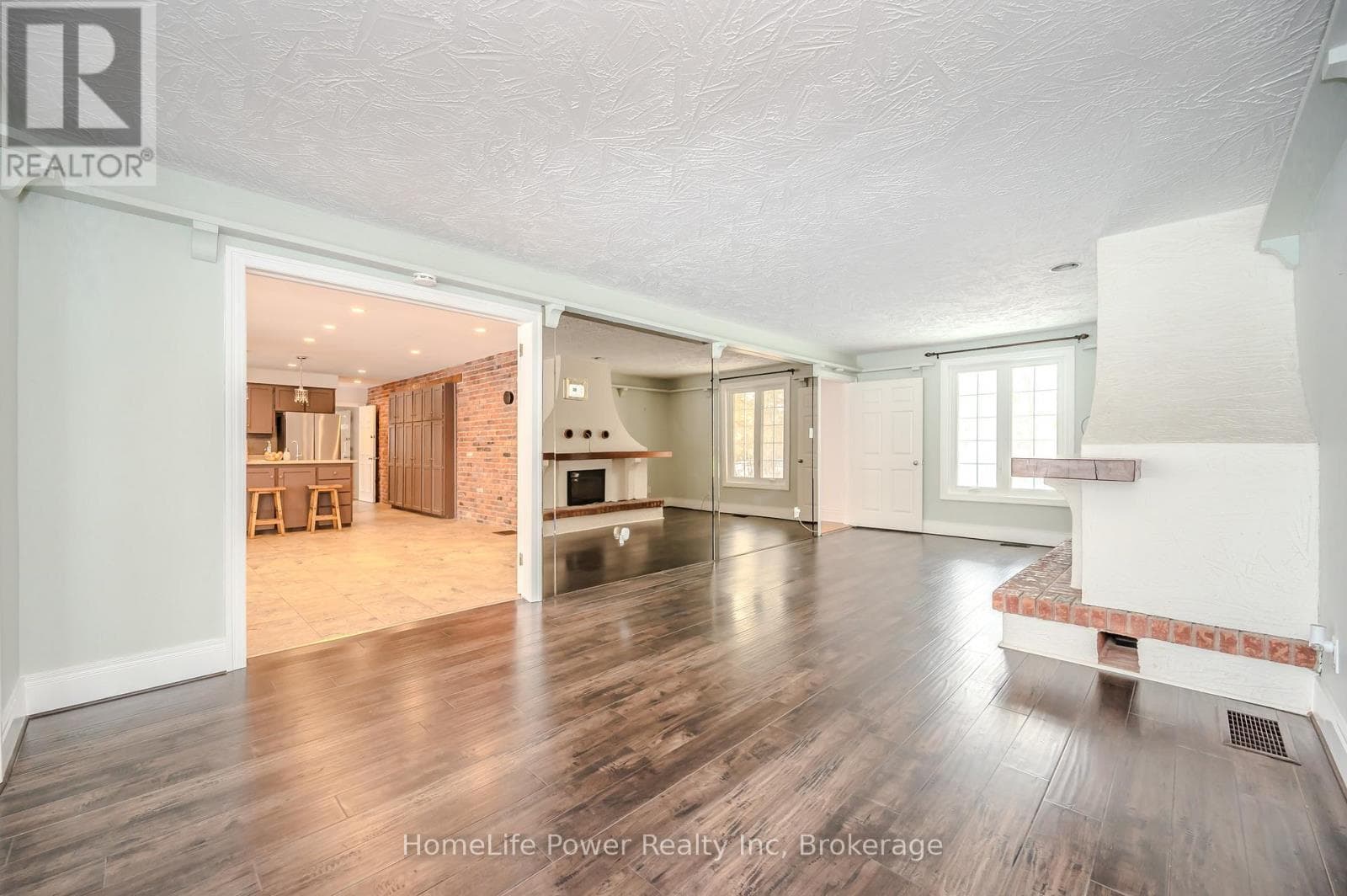 4290 VICTORIA ROAD SOUTH — photo 5