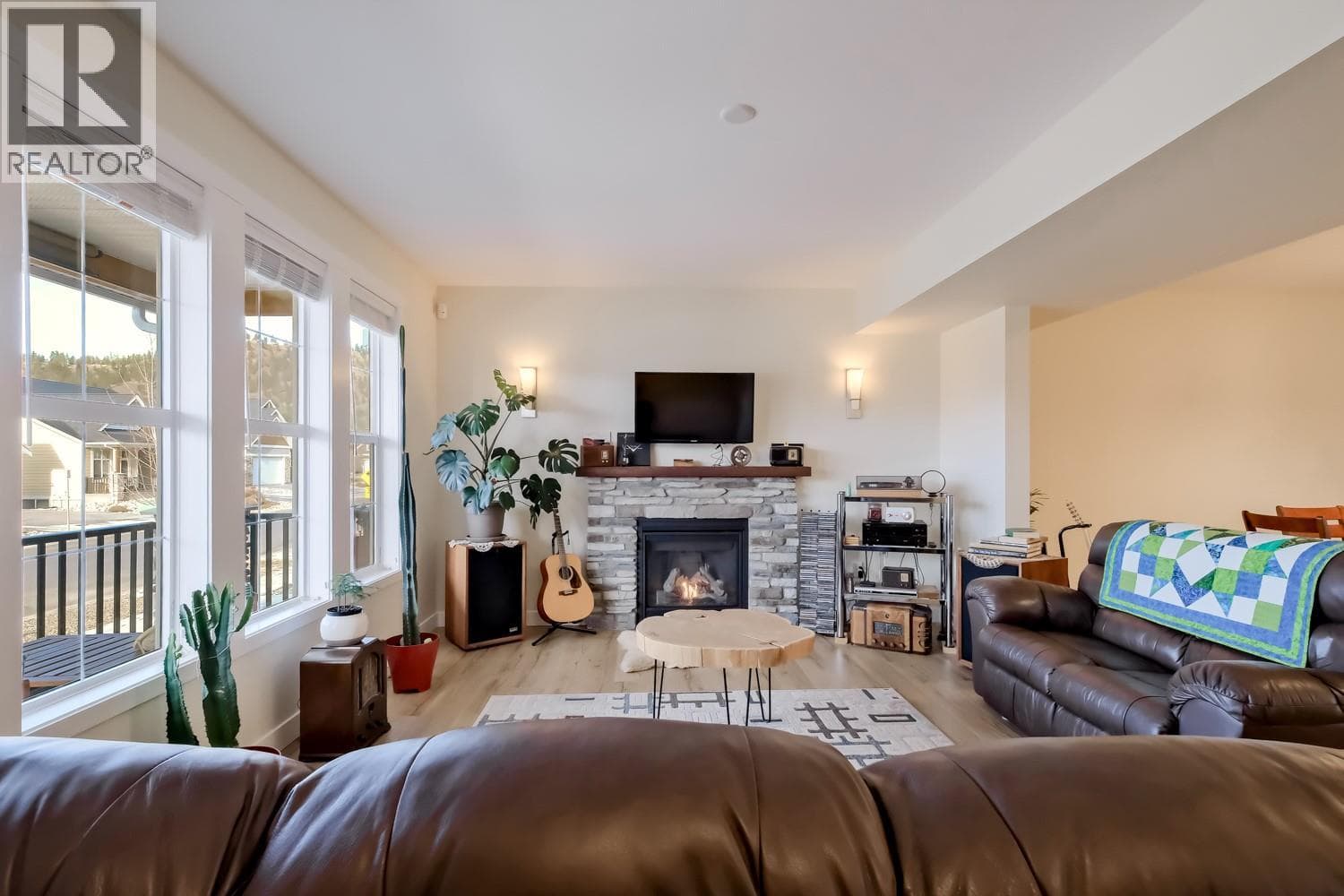 926 HOLDEN ROAD, Interior REALTORS® — photo 5