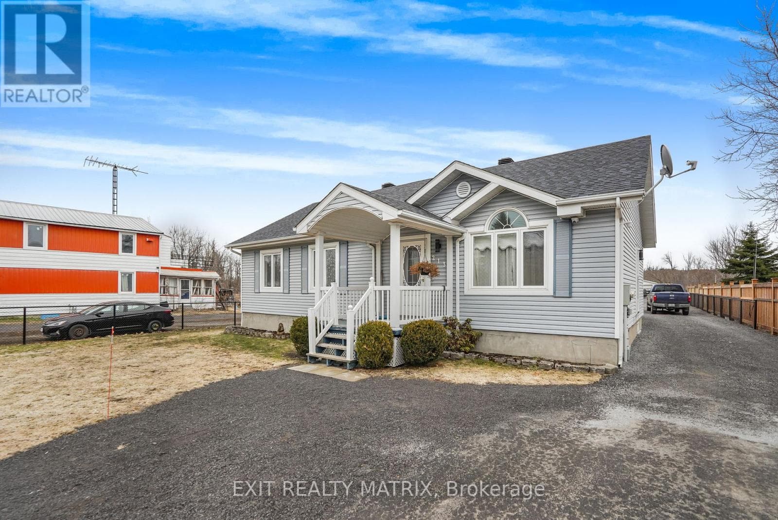213 LONGUEUIL STREET — photo 2