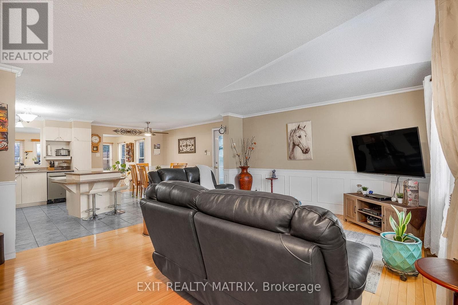 213 LONGUEUIL STREET — photo 5