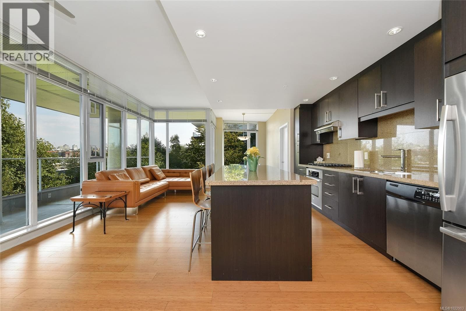 204 379 TYEE ROAD, Victoria — photo 2