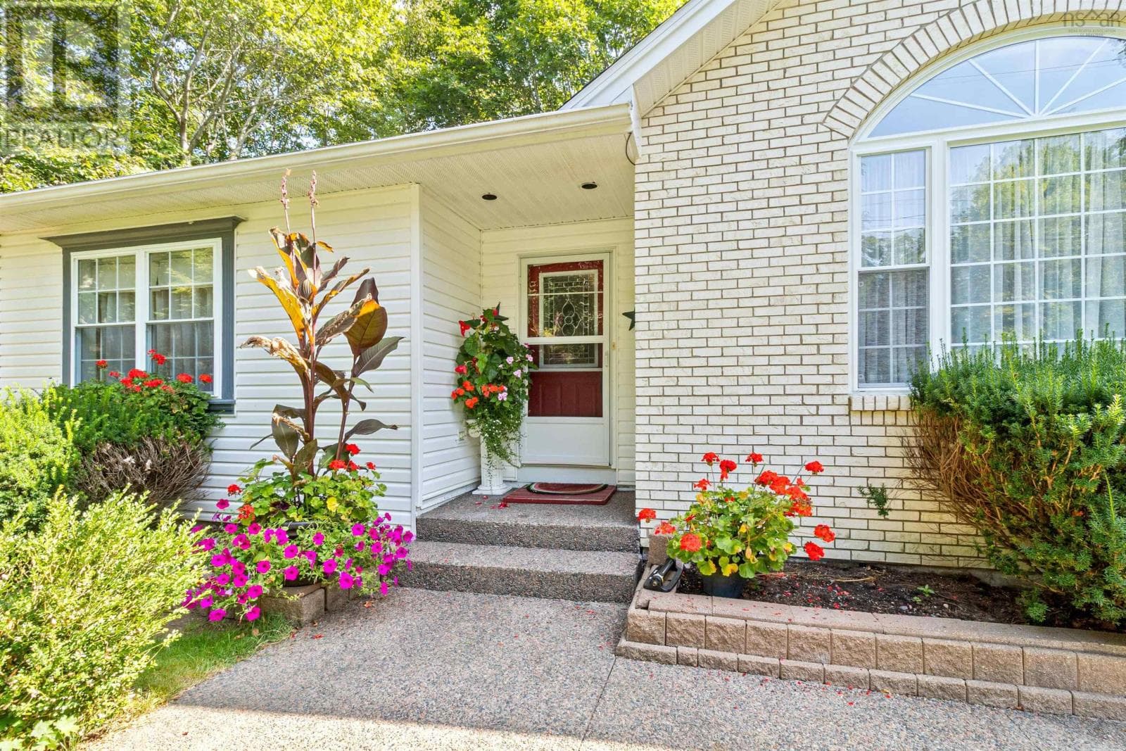 42 CANTERBURY LANE — photo 4