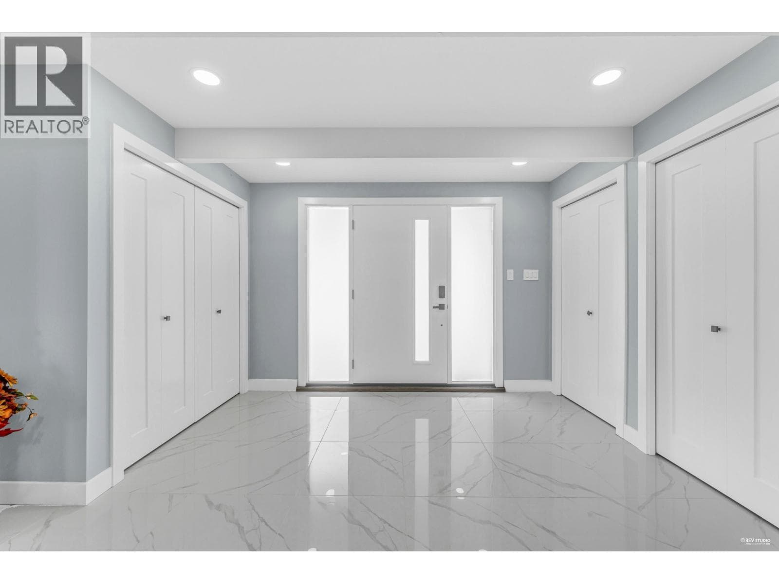 2755 SKILIFT PLAZA — photo 3