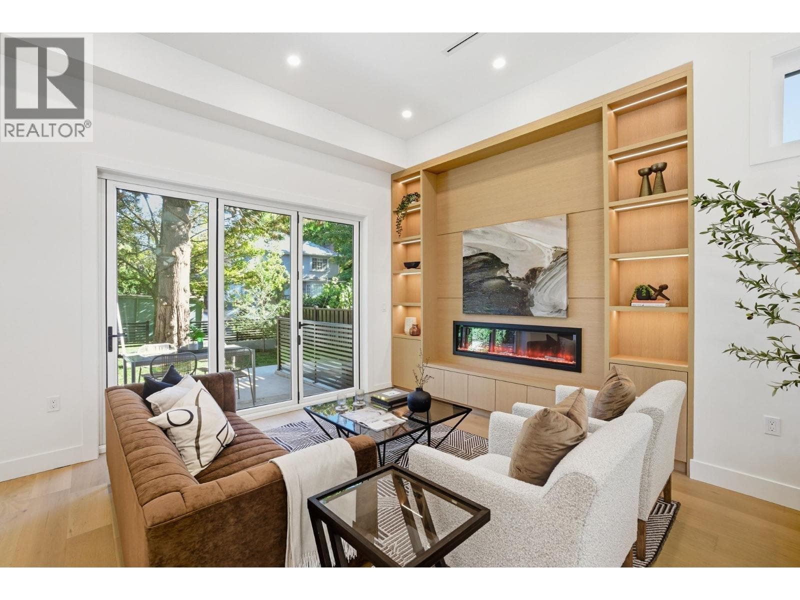1 6141 YEW STREET — photo 3